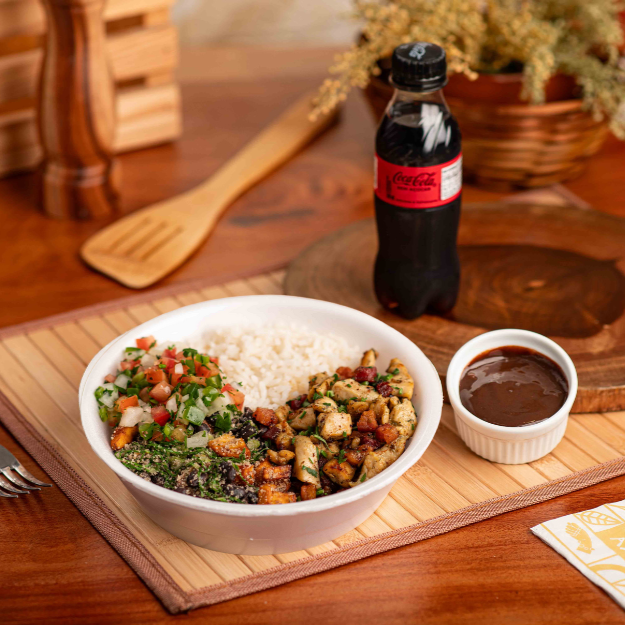 Almoço completo para ninguém botar defeito!  Escolha seu prato, Mate a sede com uma Coca-Cola lata e termine com uma sobremesa para adoçar seu Dia. Tudo isso por um precinho camarada! Peça agora!