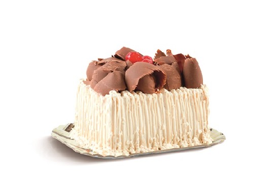 Bolo de chocolate, recheios de mousse branca e mousse branca com cerejas, cobertura de mousse branca, raspas de chocolate preto e cerejas(decorativas).