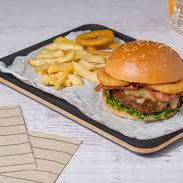 Hamburguesa tocino sencilla y papas fritas 😋