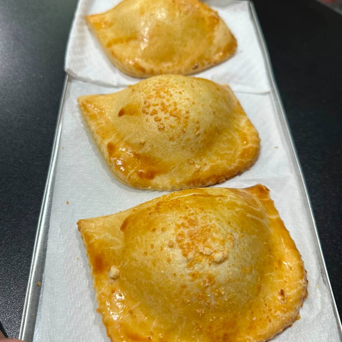 Massa leve e macia, recheado com frango desfiado, bem molhadinho.