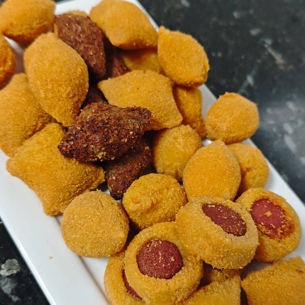 Combo de 15 salgadinhos SORTIDOS (podendo conter coxinha de frango, kibe, bolinha de presunto e queijo, bolinha de queijo, enroladinho de salsicha, risole de milho, coxinha de carne) Não é permitido a seleção de Salgados
+ 1 Guaraná 1L