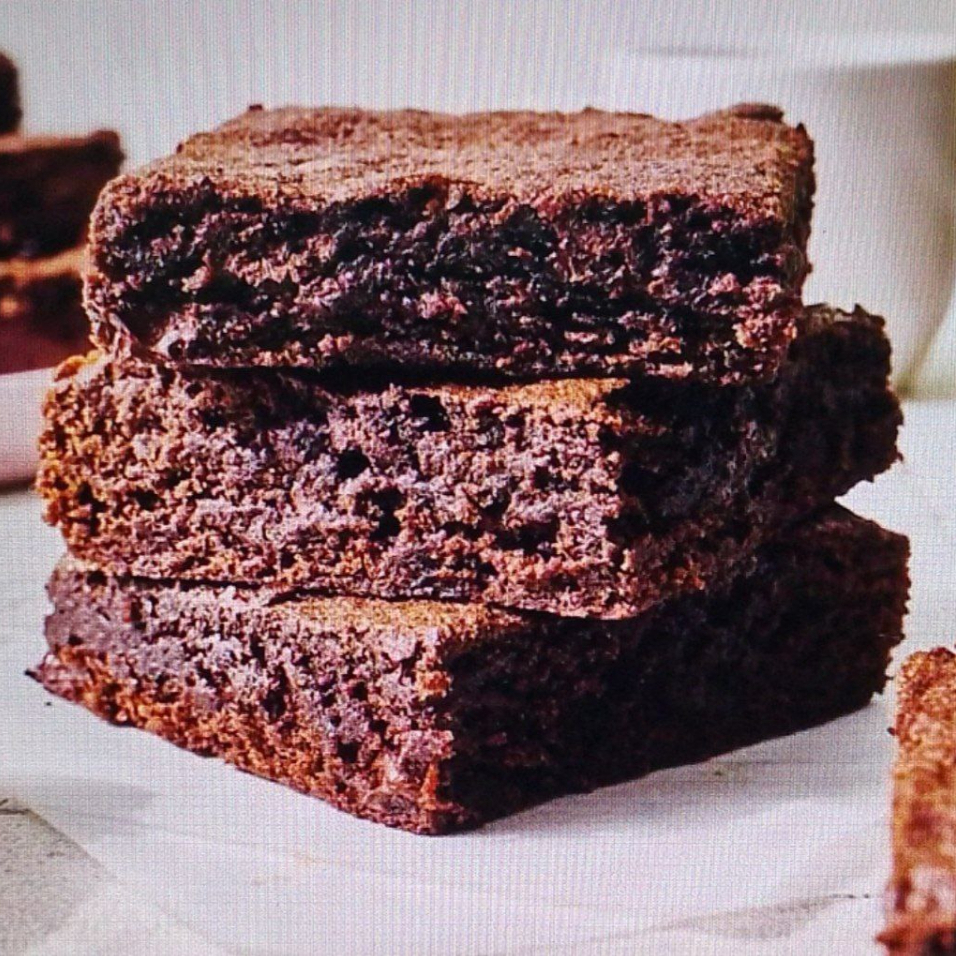 Com uma textura rica em sabor, este brownie é perfeito para os amantes de chocolate.