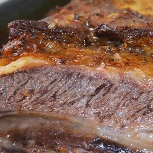 Guarnecido com arroz branco, feijão macassar, vinagrete, batata frita e farofa.