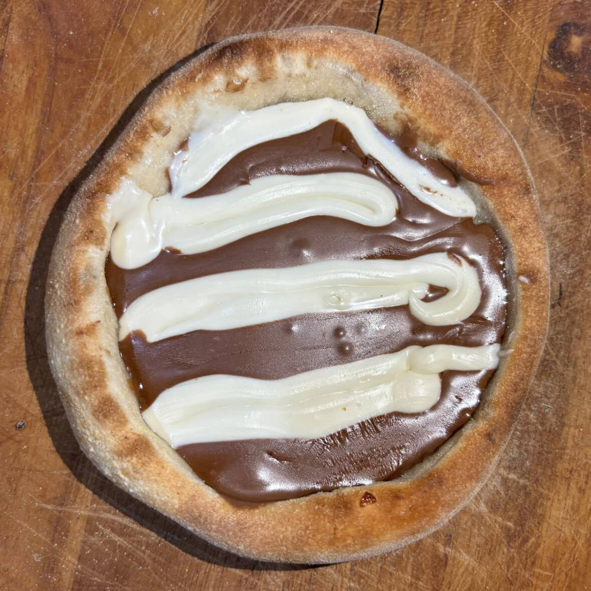 Esfiha de chocolate ao leite e chocolate branco.