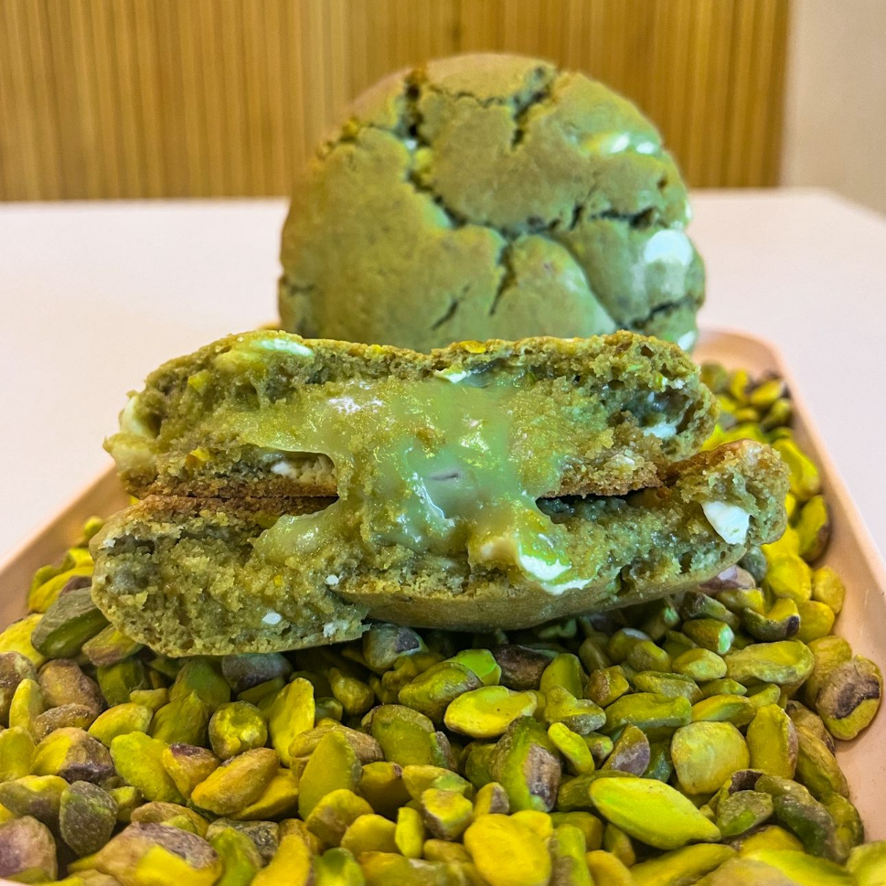 Massa suave de pistache, com gotas de chocolate branco e pistache triturado, creme de pistache. (Nutella de Pistache)