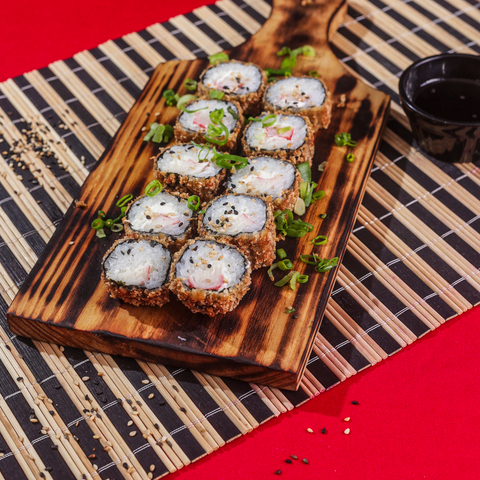 Arroz japonês, alga marítima, e recheio a sua escolha.