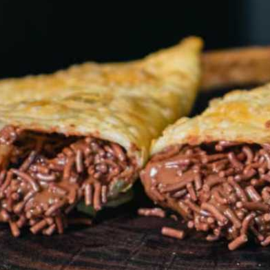 Chocolate e granulado.