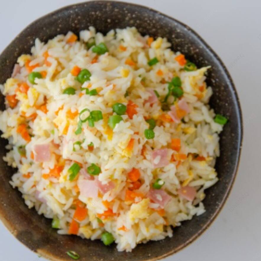 - arroz refogado c/ cenoura, ovo e cebolinho.