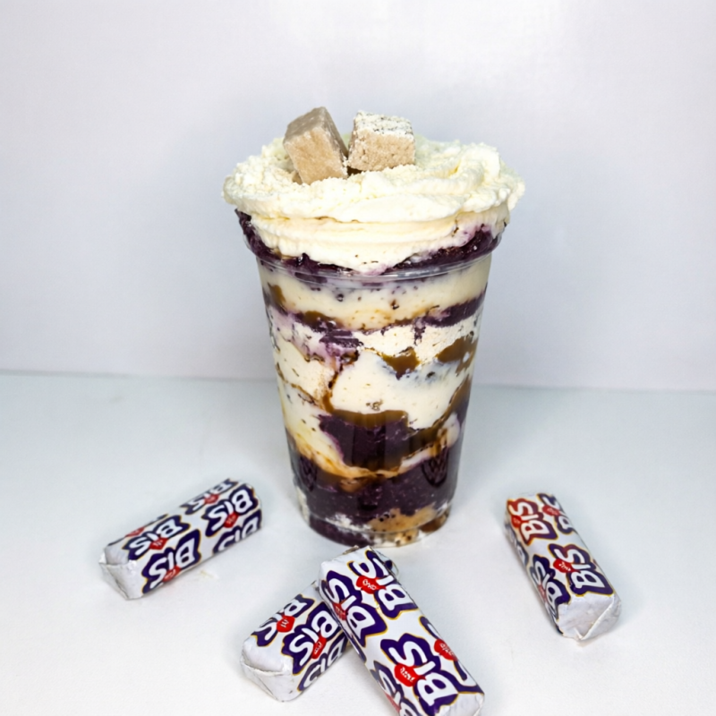 Açai temático Bis branco com creme ninho 1ª camada: Açai - 2ª camada: Bis Branco picado, creme de ninho, leite condensado e leite em pó - 3ª camada: Açai - 4ª camada: Bis Branco picado, creme de ninho, leite condensado e leite em pó