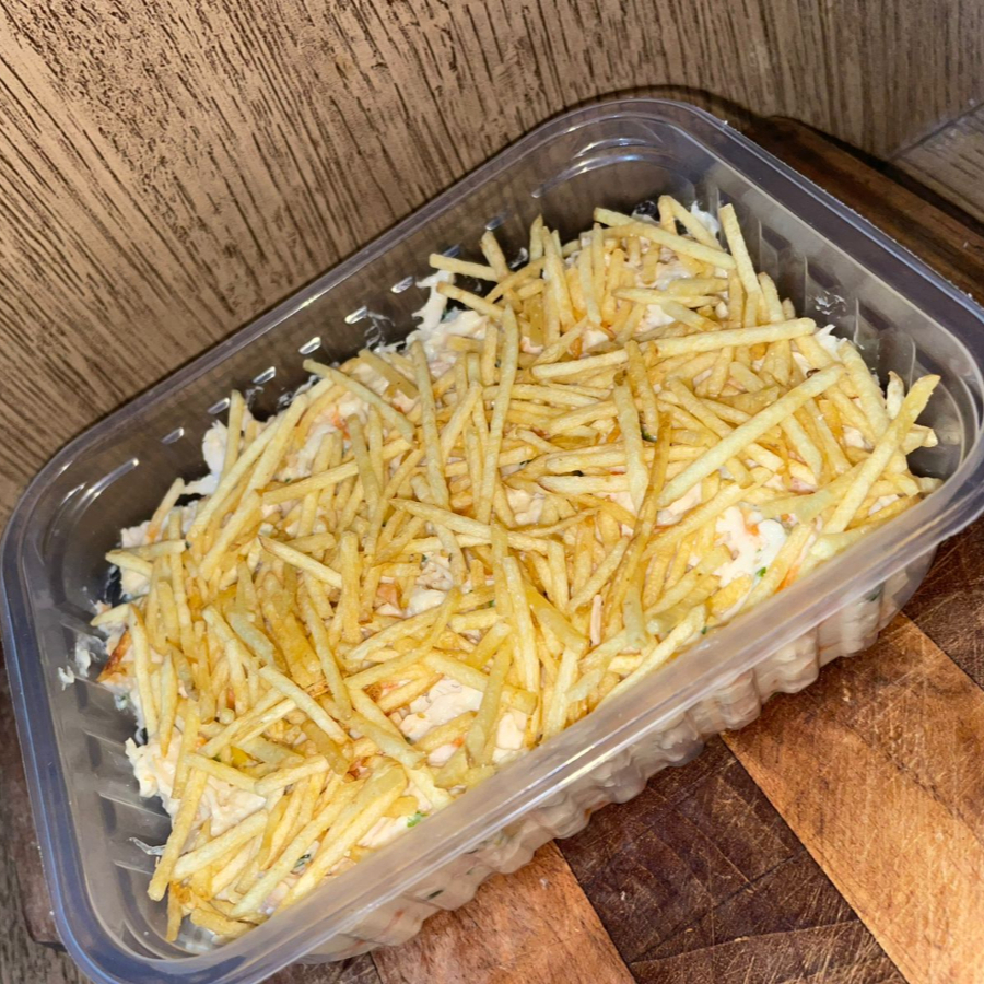 Clássico e delicioso! Frango desfiado, cenoura, milho e batata palha, tudo envolvido em um cremoso molho à base de maionese. Uma opção leve, refrescante e cheia de sabor, perfeito para qualquer ocasião!