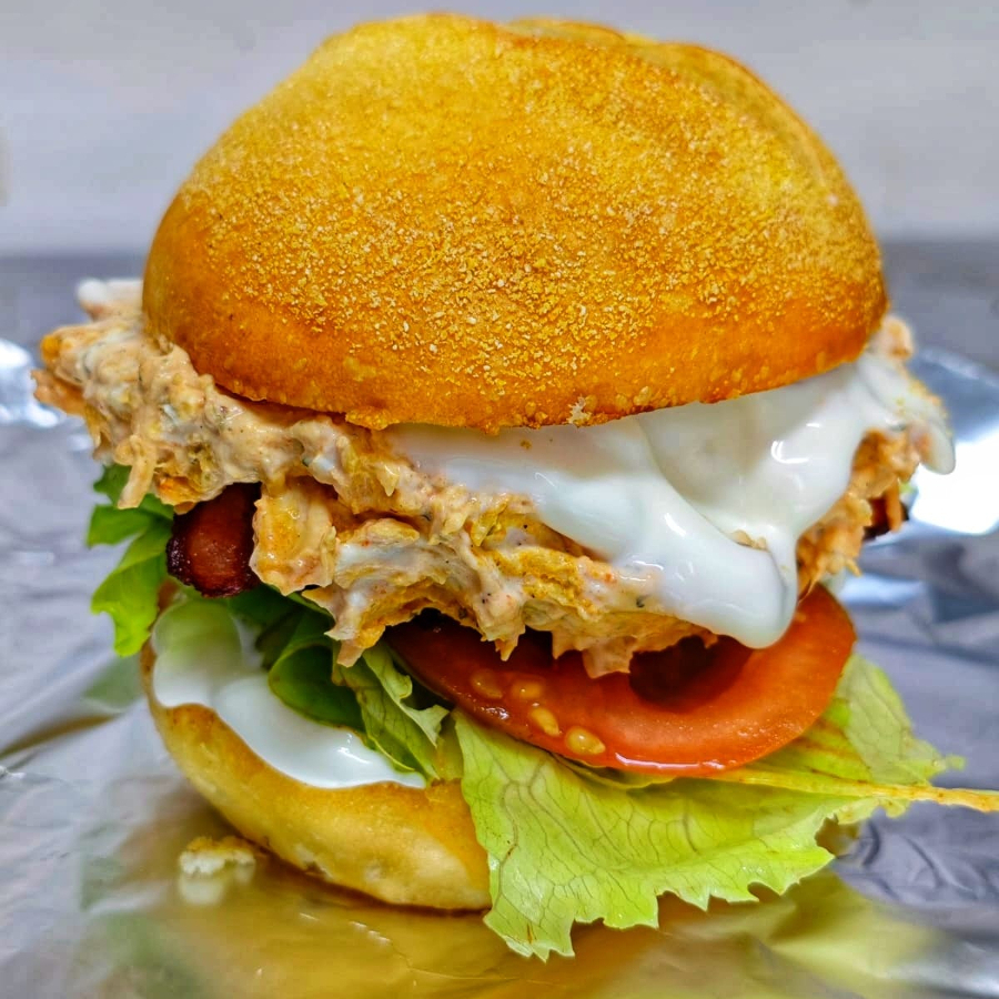 Pão cervejinha, frango desfiado, cream cheese, bacon em tiras, alface, tomate e maionese.