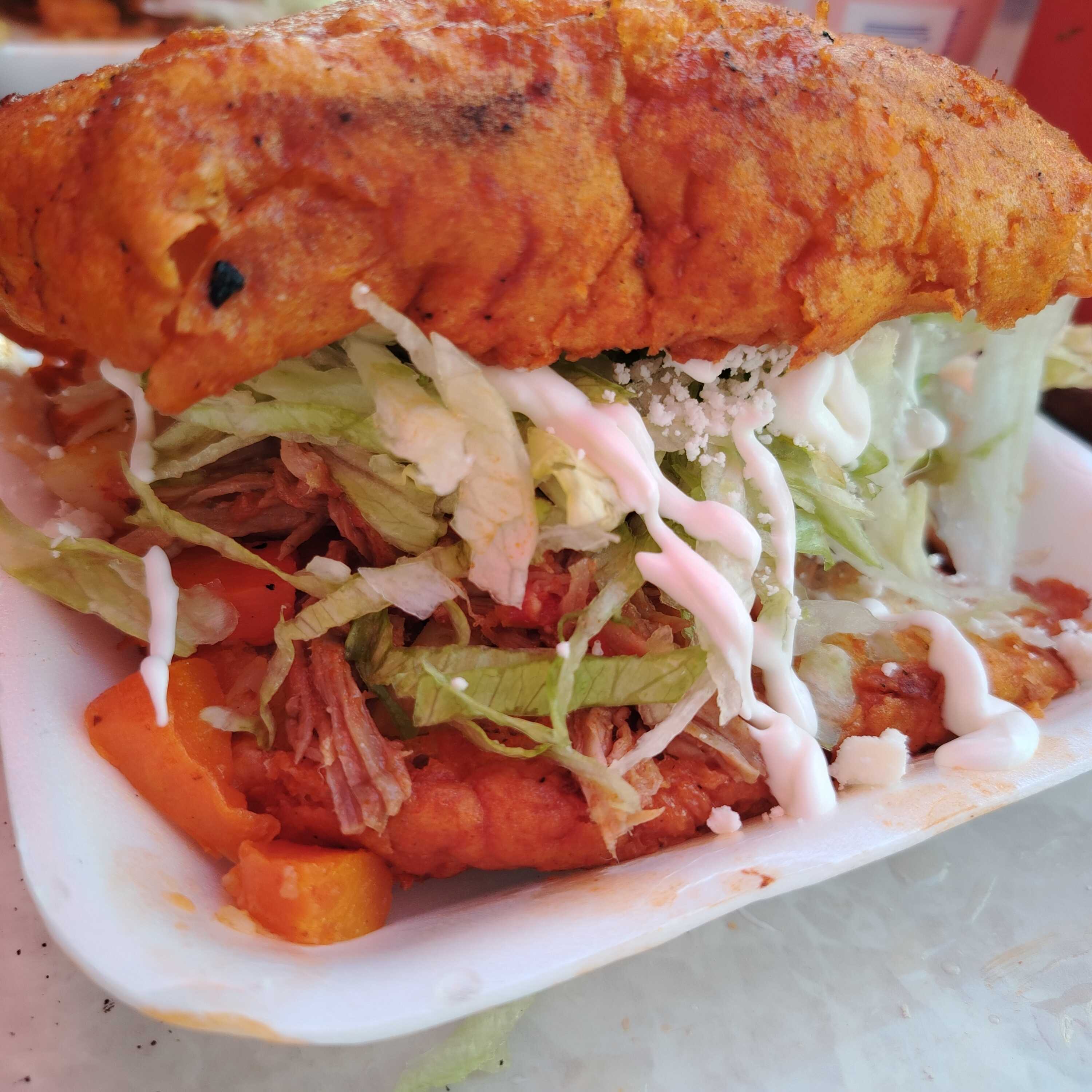 PAMBAZO (POLLO, DESHEBRADA Y JAMON) QUESO, CREMA Y SALSA