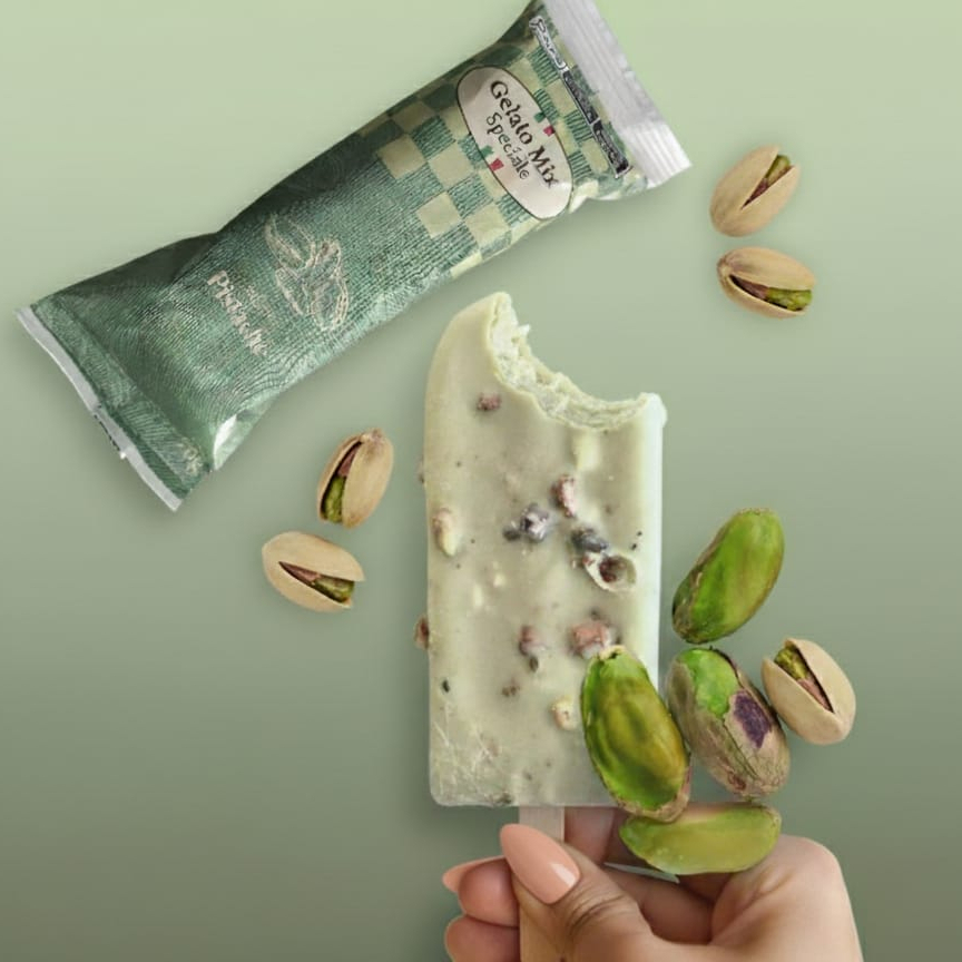 Picolé de Pistache com Chocolate Branco 💚. Sabor refinado de pistache com a doçura do chocolate branco. Uma delícia cremosa e irresistível!