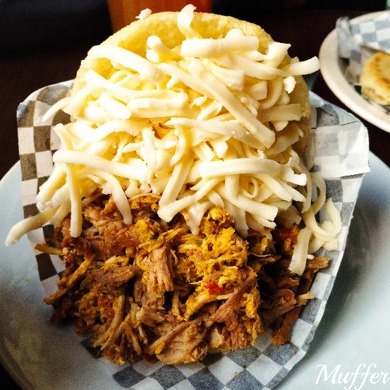 Arepa Venezolana Rellena con Carne Desmechada