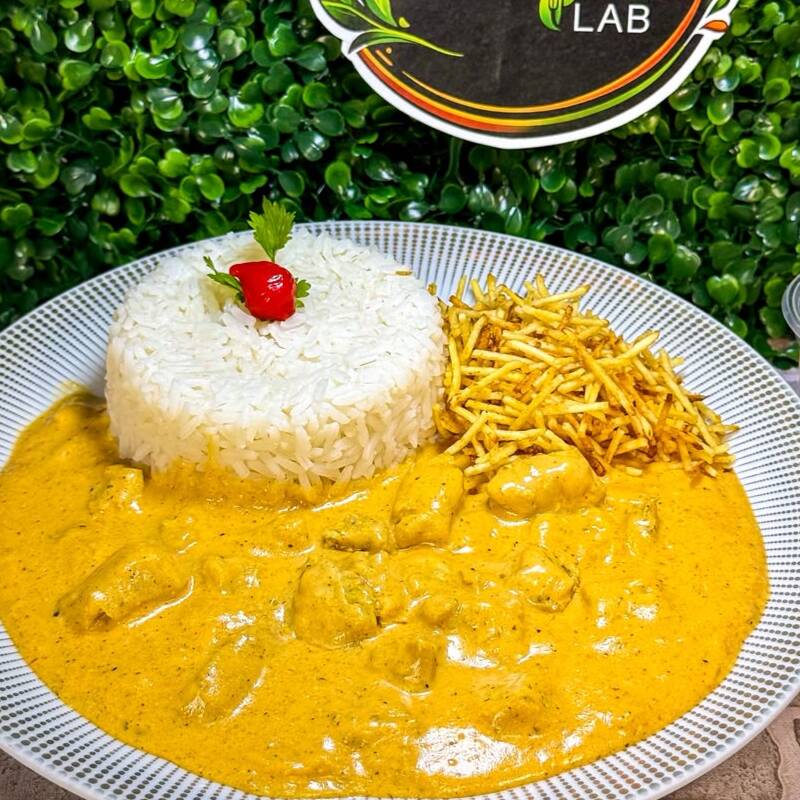 O prato mais vendido da casa! Feito com frango selecionado em um molho cremoso e saboroso, acompanhado de arroz soltinho, batata palha crocante e salada opcional. Uma refeição completa, prática e com excelente custo-benefício para o seu almoço.