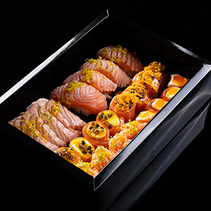 04 - Niguiri Salmão Maçaricado 04 - Sashimi de Salmão Maçaricado 04 - Gunkan Maracujá 04 - Gunkan Salmão Doritos 04 - Gunkan Salmão 04 - Gunkan Salmão Com Geléia de Pimenta ‼️Os pedidos acompanham: 01 hashi, shoyu e teriaky. Demais adicionais como wasabi e gengibre deverão ser adquiridos à parte. ‼️Obs: **Não Realizamos Troca De Nenhuma Peça Do Produto.**