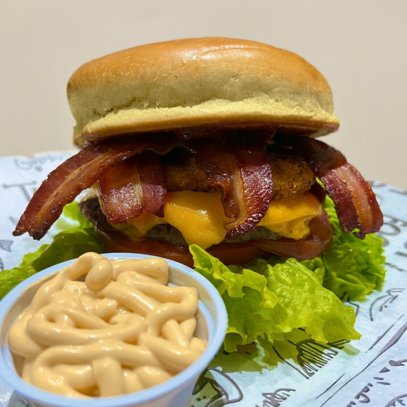 Sabor e Muita Suculência em cada mordida! Carne macia 140g + Cheddar + Bacon + Alface + Tomate em rodelas + Anel de Cebola Empanado + Creme Baconnese