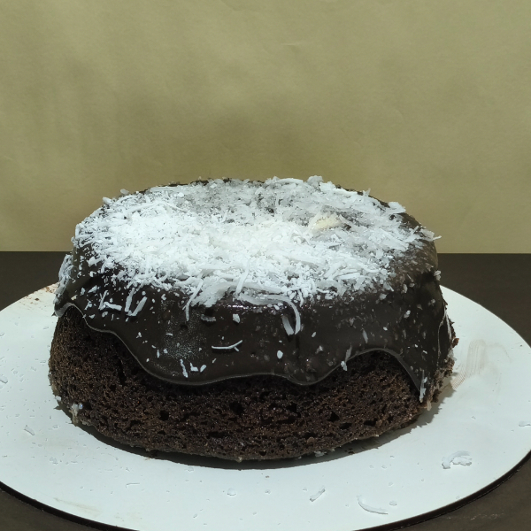 Bolo de prestigio, massa de chocolate (cacau 50%) com cobertura (brigadeiro de chocolate), com recheio no centro do bolo de coco, com pedaços de coco ralado.