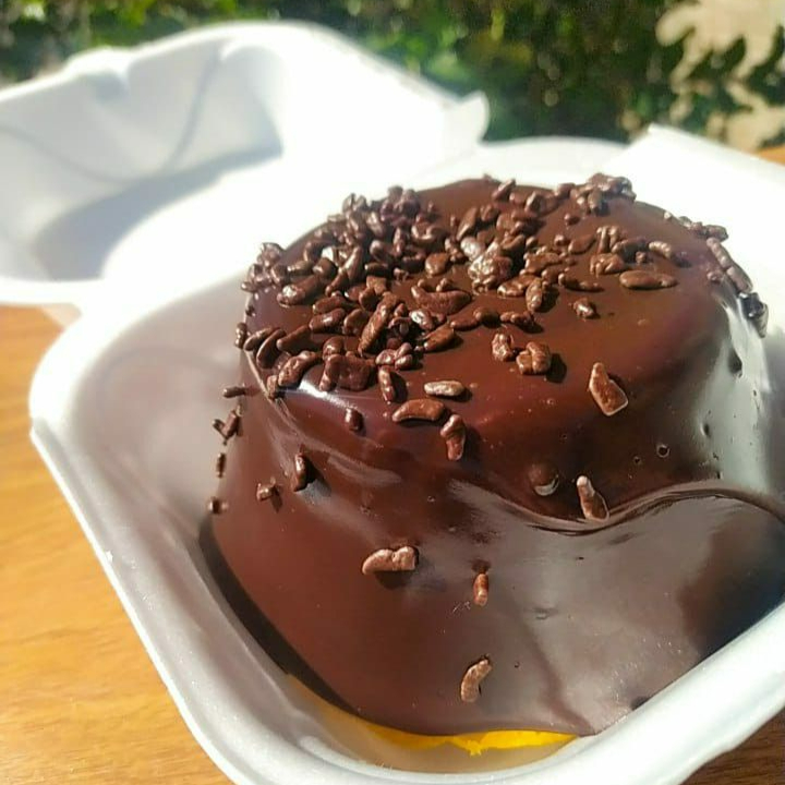 Mini bolo vulcâo de chocolate bem fofinho coberto com calda de chocolate gourmet. (serve até 2 pessoas)chocolate em pó com chocolate meio amargo, finalizado com chocolate granulê