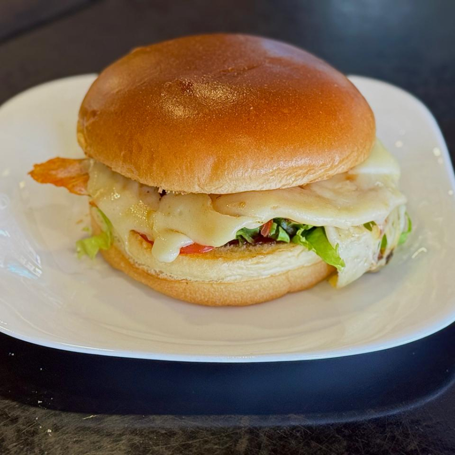 X-Frango, uma estrela. Este prato exclusivo apresenta um suculento filé de frango, cuidadosamente grelhado até a perfeição, coberto por uma generosa camada de mussarela derretida. Este deleite é servido em um pão gourmet, crocante por fora e macio por dentro. Acrescentamos ainda frescas folhas de alface e fatias de tomate, trazendo uma explosão de sabor e textura. Para finalizar, nosso molho Barbecue caseiro é generosamente espalhado, proporcionando um toque adocicado que equilibra perfeitamente todos os sabores. Experimente e se apaixone!