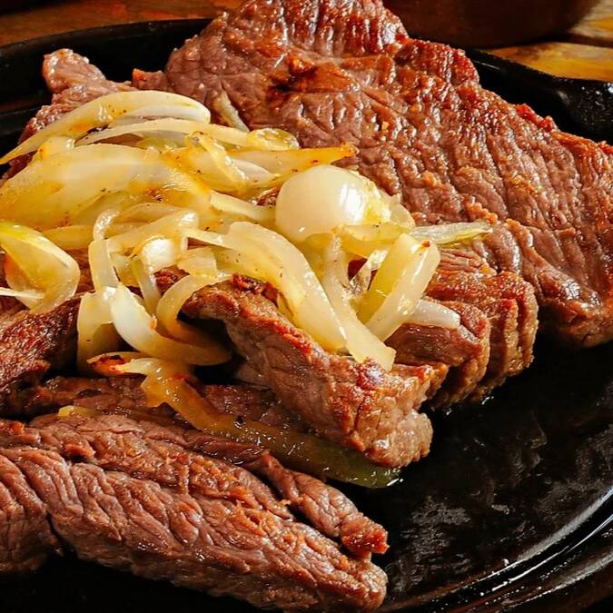 Carne de sol simples - fritas, farinha e verdura.