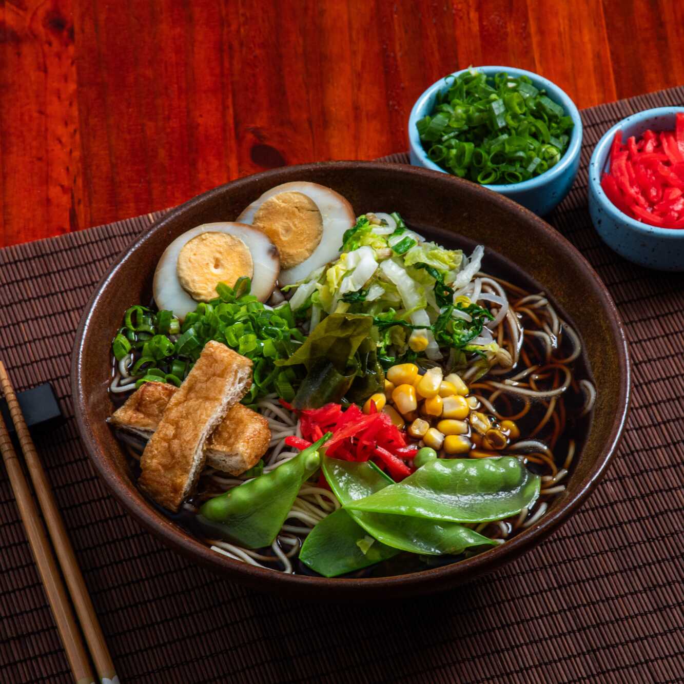 caldo a base de shoyo e dashi feito com legumes
220gramas de macarrão
ovo ajitama marinado no shoyu
hakusai (acelga e moyashi refogados)
vargem
milho
ague (tofu frito)
beni shoga (gengibre vermelho em conserva)
cebolinha
wakame (alga marinha)