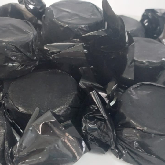 Bombom Ouro Branco picado, com Brigadeiro Branco Cremoso e finalizado com Ganache de Chocolate Meio Amargo.