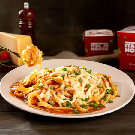 Pomodoro é uma delicioso molho à base de tomate italiano, com um toque de manjericão fresco. Oferece uma acidez equilibrada e uma textura leve e aveludada. Ideal para nossas massas e nhoque. Finalizado com queijo e cebolinha. (aprox. 750g)