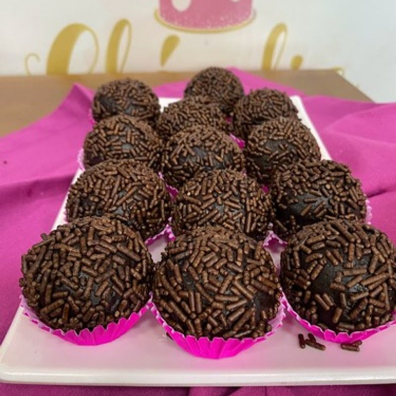 Brigadeirão de chocolate exclusivo Cláudia Cakes. Aprox: 55g.