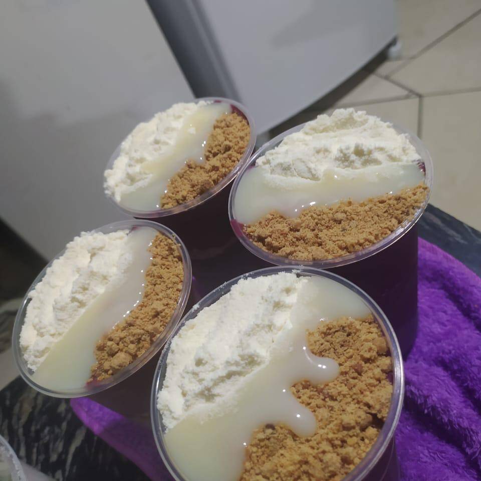 Vitamina cremosa de açaí batida com leite em pó, leite condensado e paçoca 🥤💜 Energética e geladinha. Perfeita pra dar um gás!