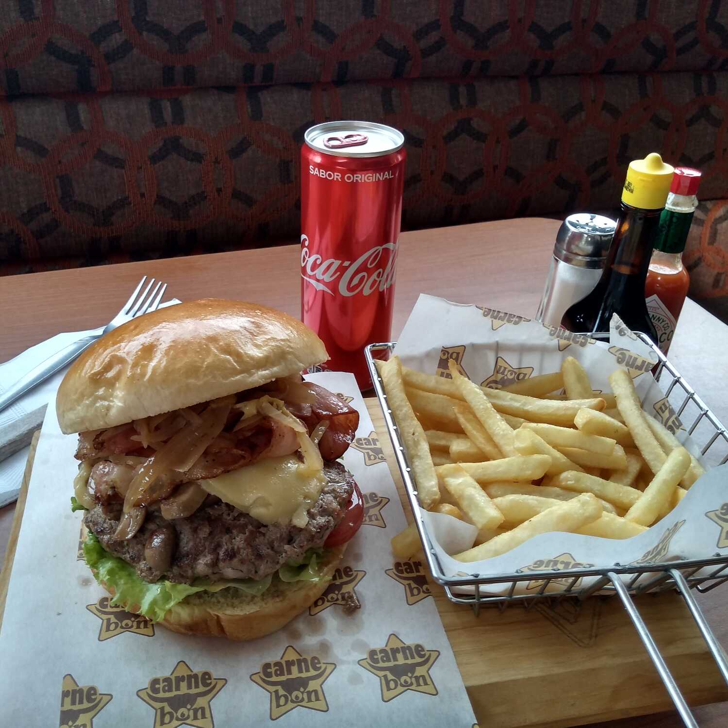 Bbq Burger con Papas y 1 Bebida