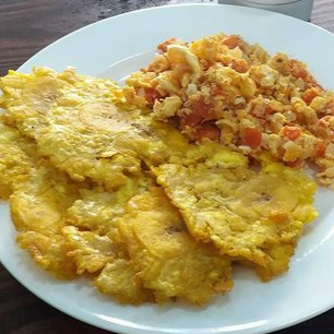 Patacon de Platano con Huevo Revuelto