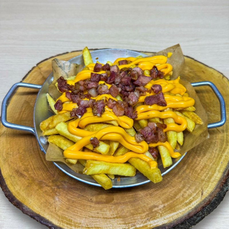 Porção de 300g de fritas , com muito cheddar e bacon.