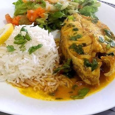 Peixe Corvina Cozido, Salada, Arroz, Feijão, Farofa
