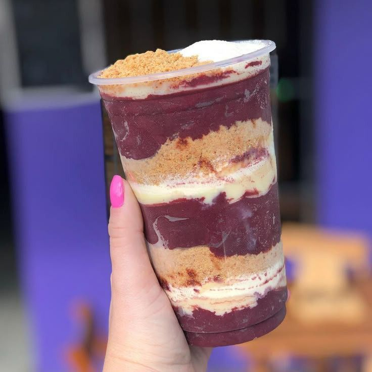 Aquele clássico que nunca falha e agrada todo mundo! Nosso açaí tradicional super cremoso e geladinho, montado em camadas caprichadas com muito leite em pó, o doce irresistível do leite condensado e finalizado com paçoca esfarelada bem crocante. O equilíbrio perfeito entre cremosidade e crocância!
👉 Diferencial: Recheio distribuído por todo o copo para garantir o sabor perfeito do início ao fim!
