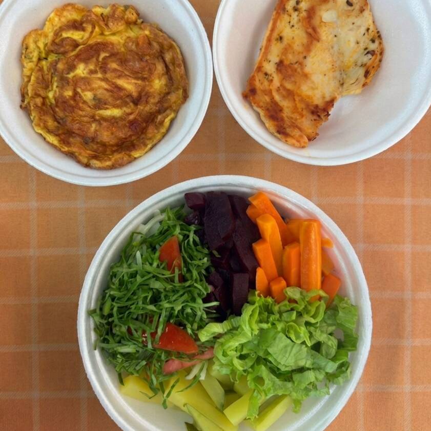 Marmita leve, saudável e cheia de sabor! ✨ Saladinha caprichada com legumes cozidos e fresquinhos. 🥗🥕🥬 Você escolhe a proteína: