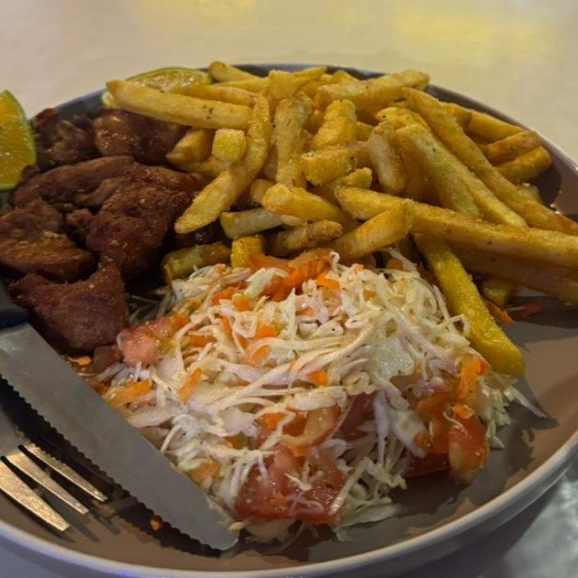 Deliciosa costilla con papas y ensalada