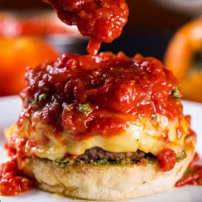 Pão, Hambúrguer Artesanal de Linguiça de Churrasco Defumada (150g), Queijo, Presunto, Molho, Oregáno, Cebola Caramelizada e Molho Especial da Casa.