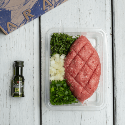 Patinho moído e trigo claro. Acompanha cebola picada, cebolinha e hortelã.