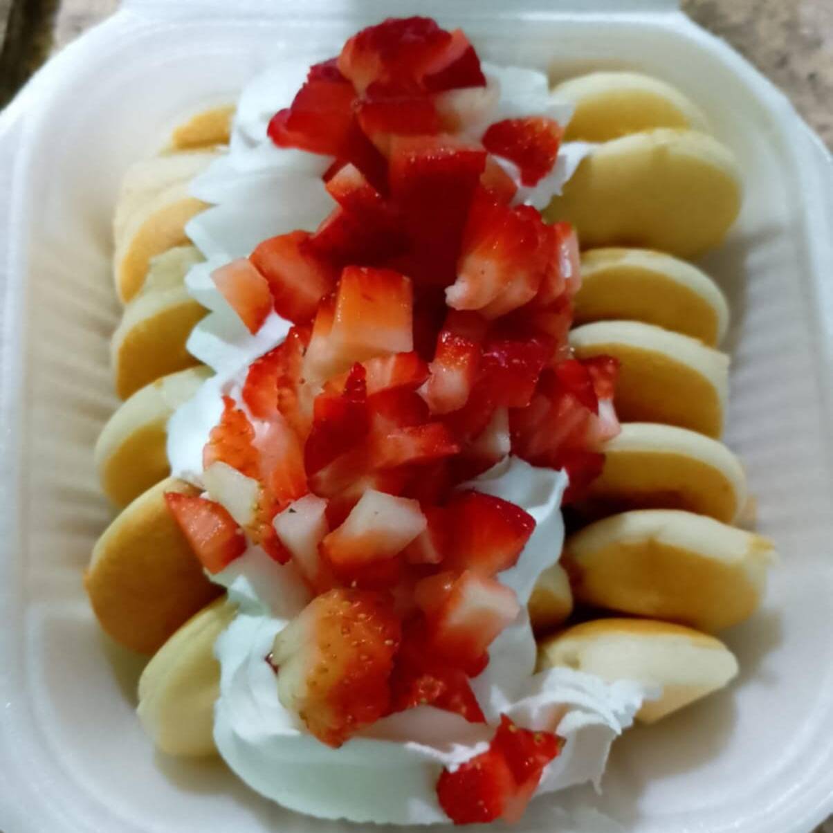 Mini Hotcakes de fresa con crema de Chantilly