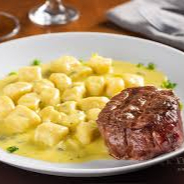 Mignon Grelhado Ao Sugo Rustico,Com Gnocchi Margherita Ao Molho De Queijos