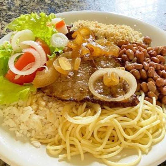 Marmita bife acebolado aconpanhado arroz, feijao temperado ,macarrao, farofa e salada fresca
