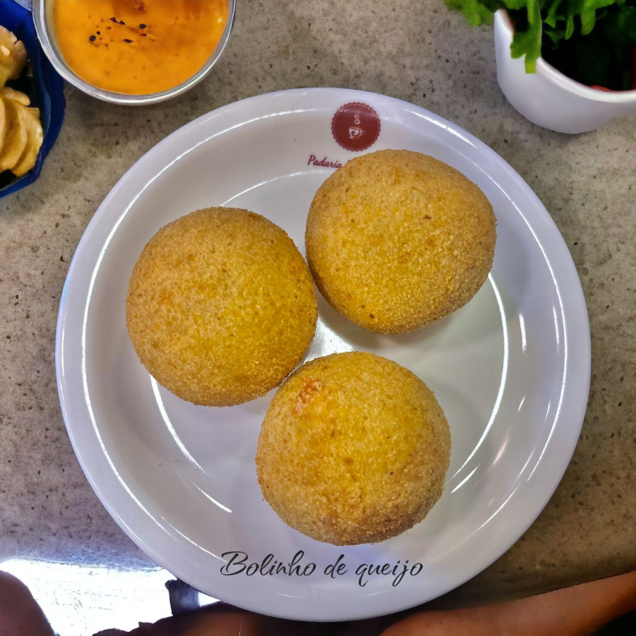 Delicioso bolinho frito recheado com queijo derretido. Perfeito para um lanche rápido e saboroso.