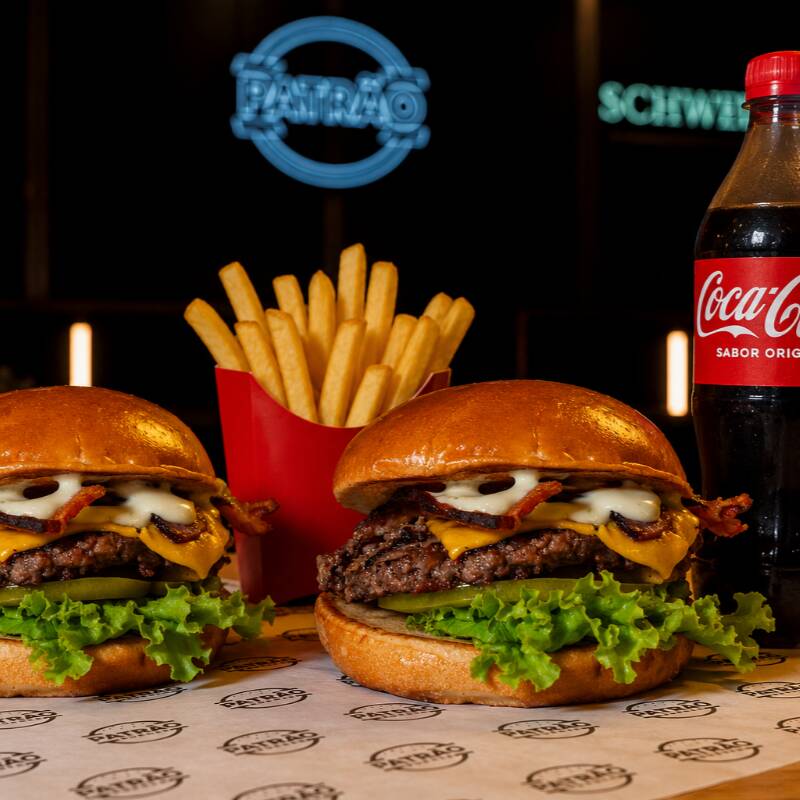 2 Cheff Bacon, preparados com hambúrgueres de 100g, queijo cheddar cremoso, bacon crocante, salada fresca, molho da casa e pão brioche + 1 porção pequena de batata frita + 1 Coca Cola 600ml