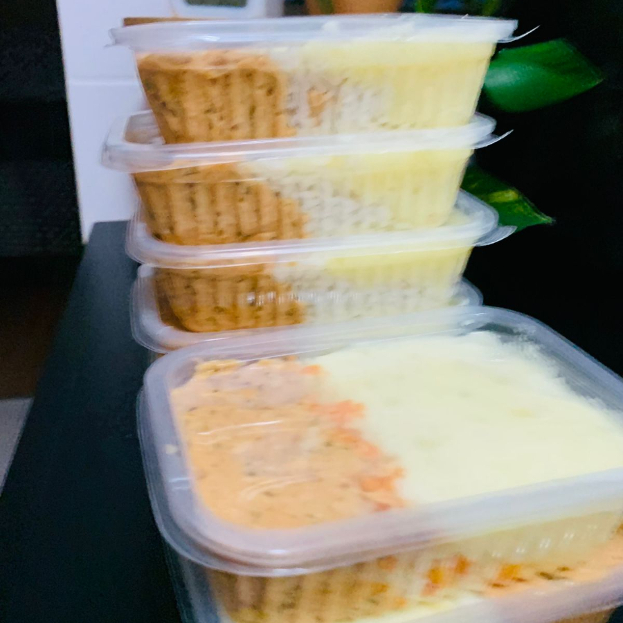 Delicioso strogonoff congelado (315g), preparado com temperos caseiros e alho-poró, servido com purê de batata macio com ricota light e arroz branco soltinho. Uma refeição completa, leve e cheia de sabor! É só aquecer e aproveitar.