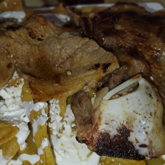 CHILAQUILES MONTERREY DE COSTILLA +Refresco