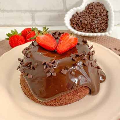Delicioso bolinho de chocolate com morangos