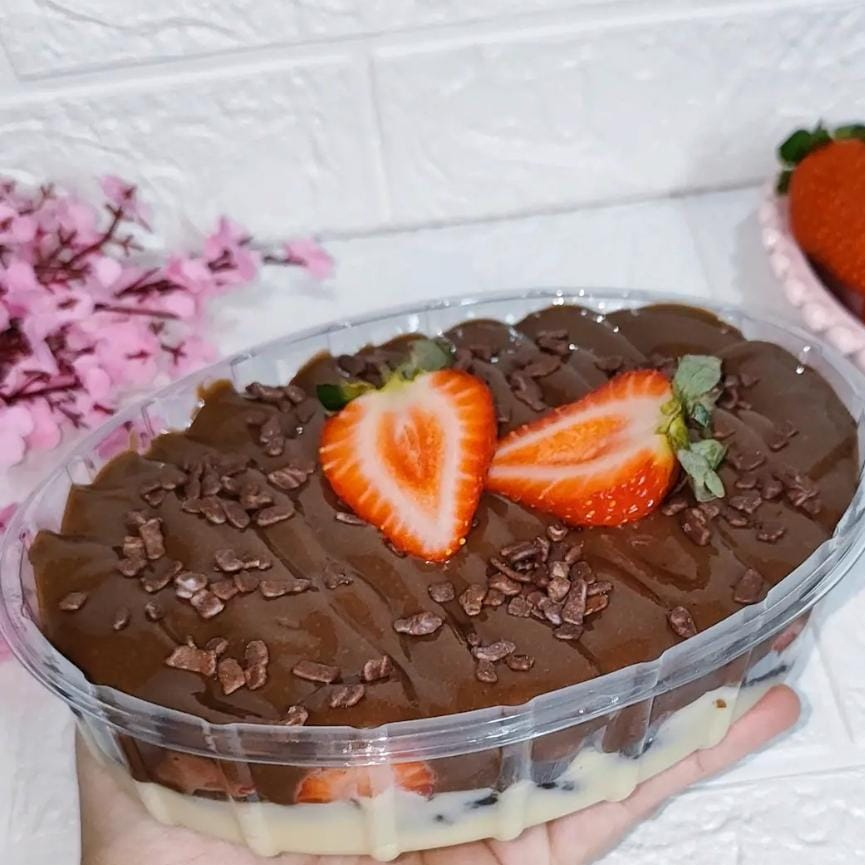 Uma combinação perfeita de sabores e texturas! Camadas de creme de leite Ninho super cremoso, brownies molhadinhos e intensos, e morangos frescos e picadinhos, tudo coberto por um delicioso creme de chocolate 50% cacau e finalizado com granulê crocante.  Com aproximadamente 650g, essa delícia é ótima para compartilhar com quem você ama, servindo generosamente de 3 a 4 pessoas — embora tudo dependa do tamanho da sua vontade de saborear aquele docinho irresistível!