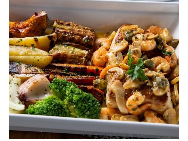 Filé de peixe grelhado com alcaparras e manteiga servido com 12 camarões, champignon e salsinha. Acompanha legumes e arroz com brócolis.