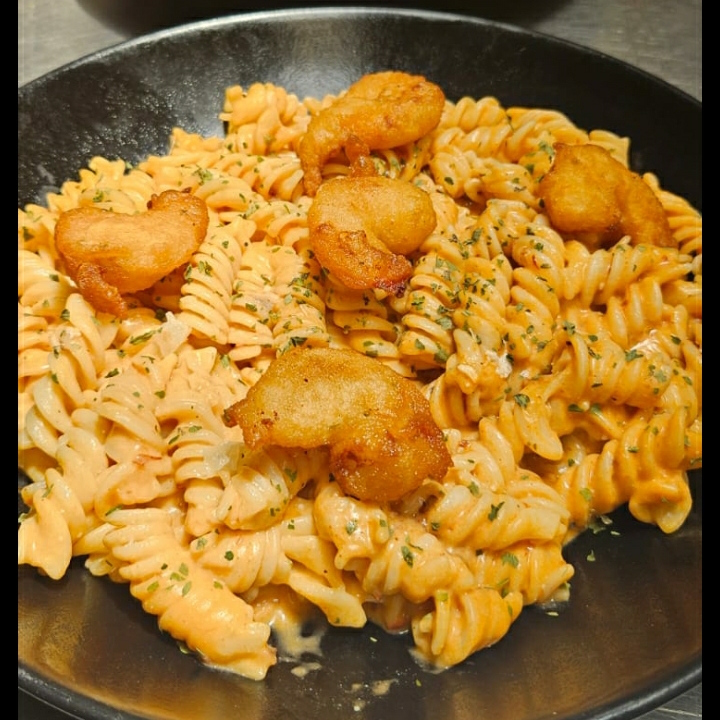 Pasta Alfredo Chipotle con Camarones Crispy